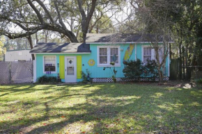 Surf Shack - Fun, retro cottage in a prime location! Enjoy your morning coffee on the shaded deck, home